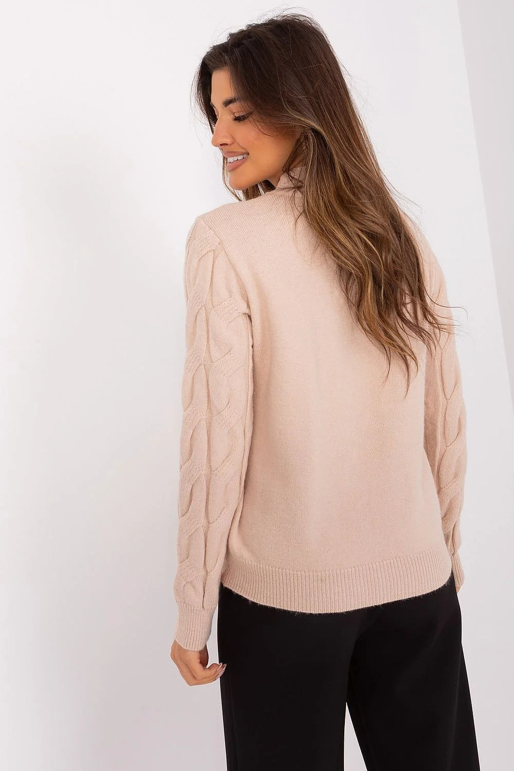 Pull-over femme design moderne tricot torsadé matière douce couleur beige clair col côtelé manches longues coupe ajustée veste mode