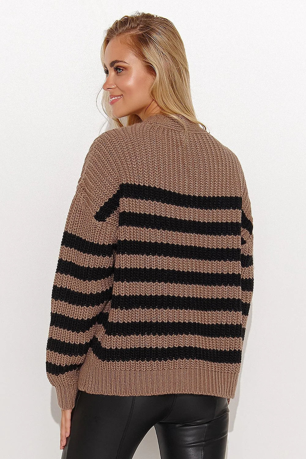 Cardigan Makadamia pour femme en tricot maille texture épaisse couleurs contrastées brun terreux et noir manches longues encolure V boutons dorés coupe ample