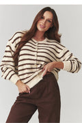 cardigan femme oversize maille duveteuse crème rayures horizontales marron coupe courte épaules tombantes encolure ronde manches longues côtelées