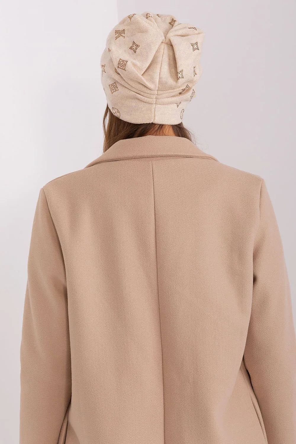 Bonnet d'hiver féminin en cachemire acrylique et coton, design moderne élégant, motifs stylisés, couleur beige clair, occasions multiples, confort et style intemporels