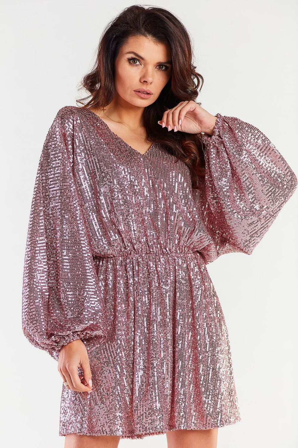 Robe de soirée élégante à paillettes rose métallisé manches longues bouffantes en V dos nu ajustée femme
