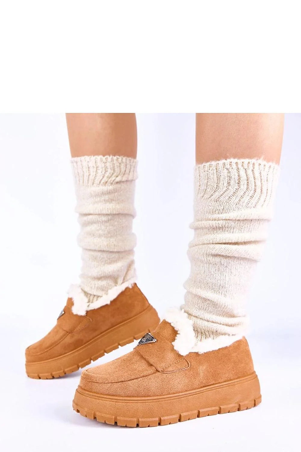 mocassins beige foncé suédine doublure fourrure intérieure bord roulotté semelle plateforme crantée antidérapante hauteur quatre centimètres silhouette affinée
