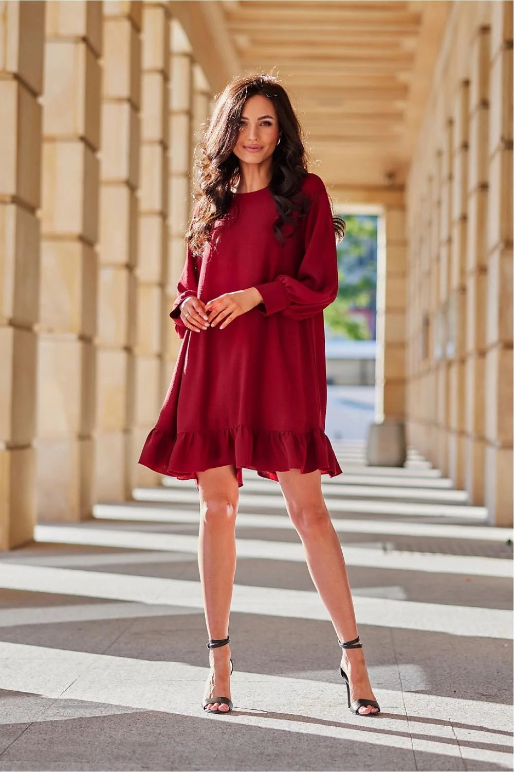 robe bordeaux courte évasée cintrée taille haute ceinturée boucle dorée manches longues froncées volant tissu fluide confortable chic intemporelle