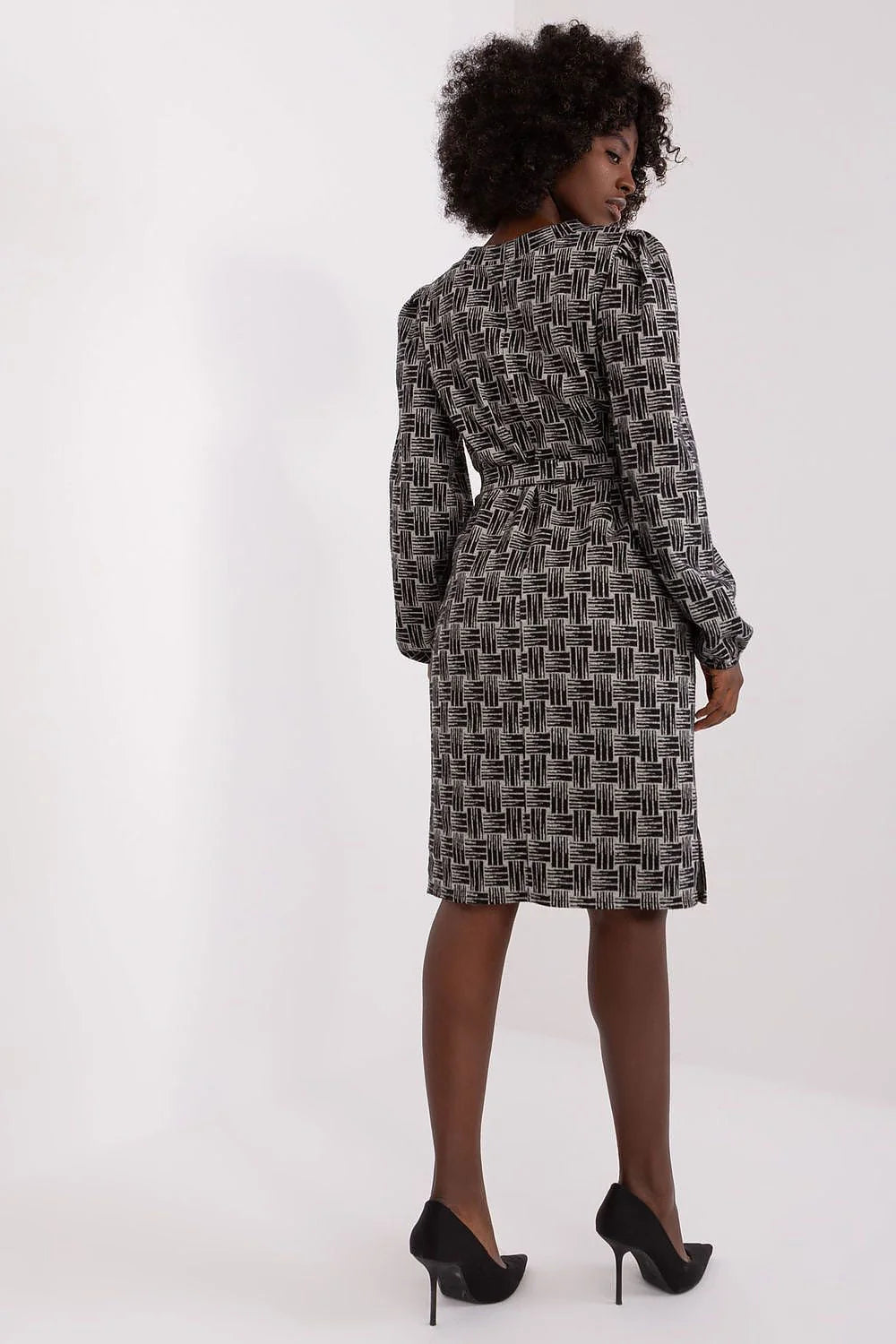 Robe de jour élégante motifs géométriques noire et blanche taille ajustable manches longues décolleté rond femmes