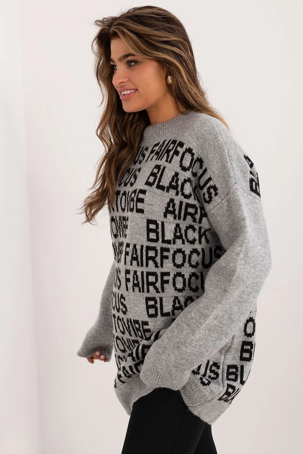 pull long oversize femme gris clair maille épaisse motifs graphiques lettrage noir coupe ample manches longues bordures côtelées