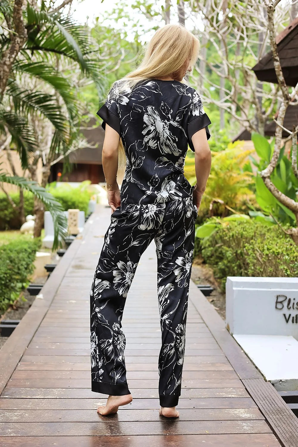 Pyjama Kalimo élégant floral soie satinée coupe large pantalon long chemisier manches courtes occasion soirée ou détente
