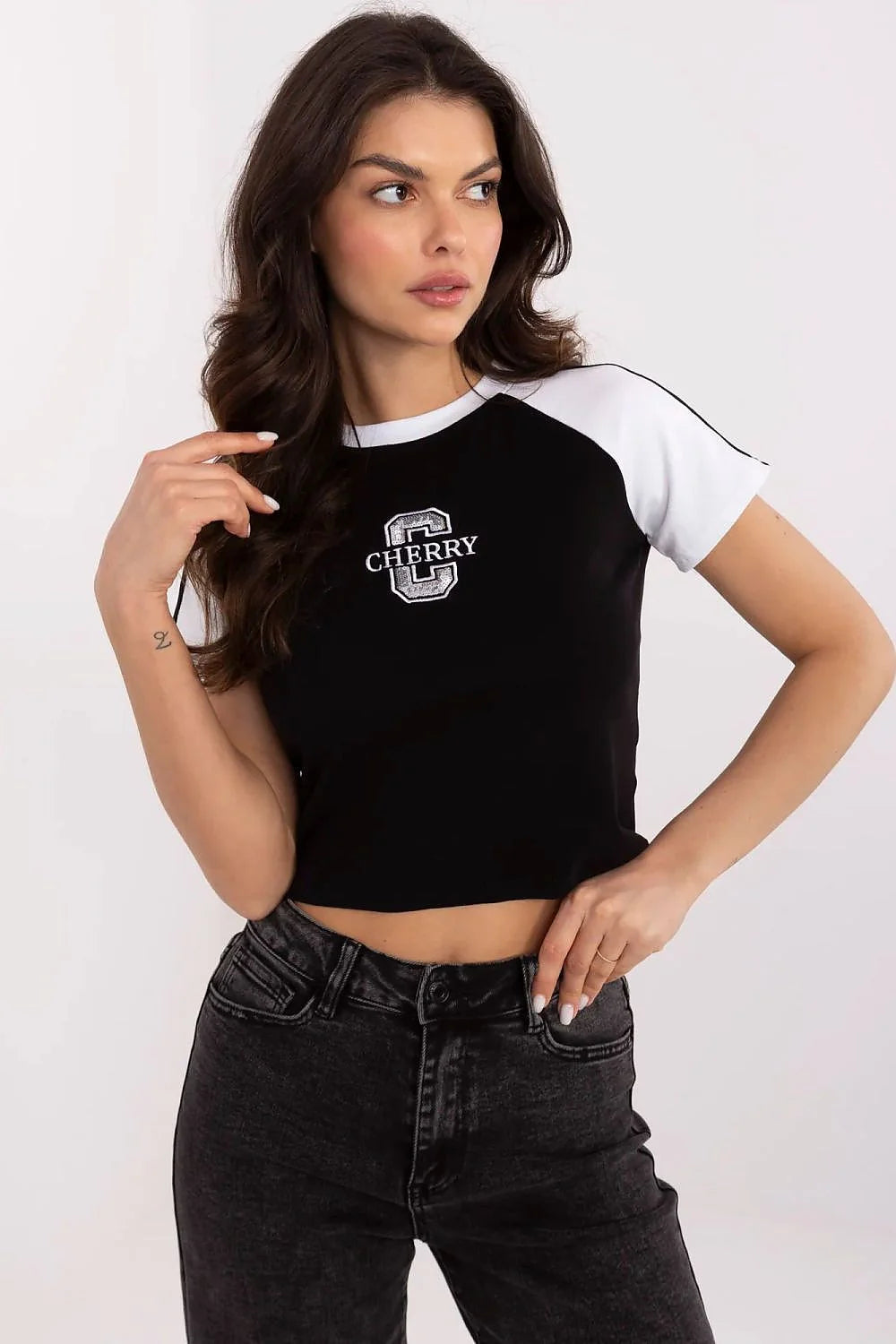 T-shirt court femme moderne style casual manches courtes contrastantes logo brodé CHERRY coton élasthanne ajusté silhouette jeune dynamique