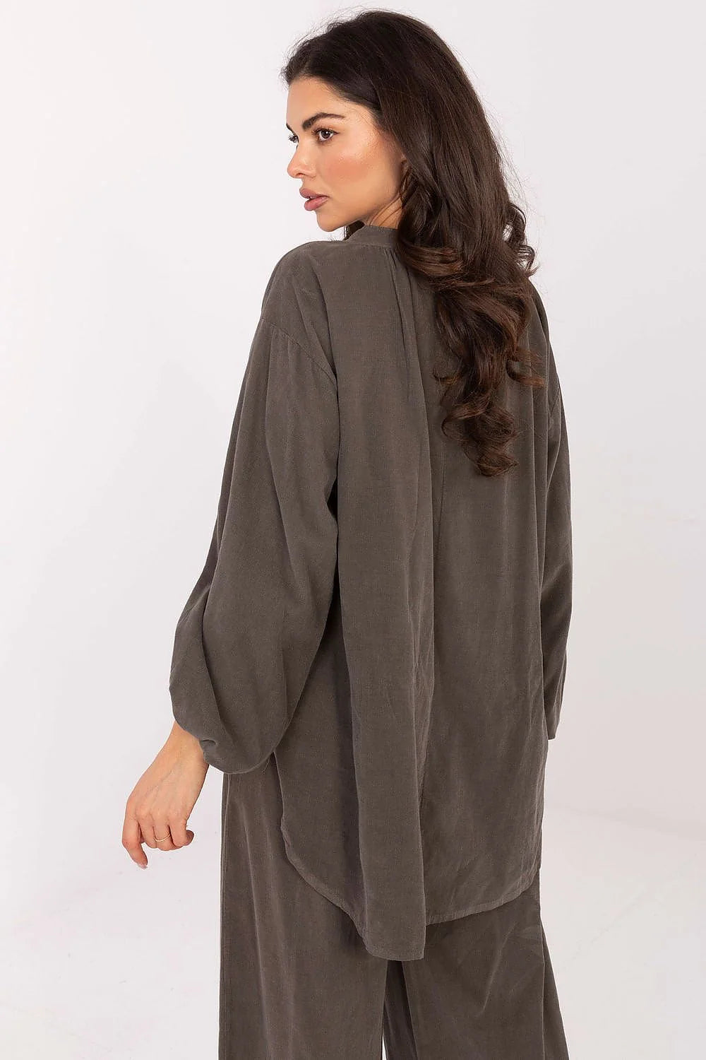 ensemble coordonné femme kaki olive texturé lin ample blouse encolure V boutonnage manches bouffantes élastiquées pantalon taille élastique