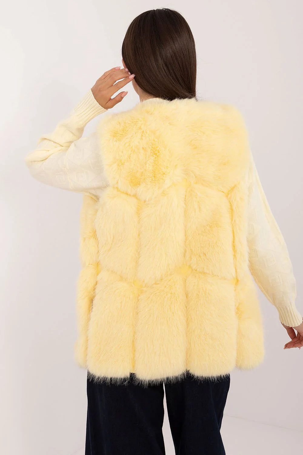 Gilet sans manches fausse fourrure couleur jaune pâle coupe droite élégant et versatile pour femme occasion semi-formelle