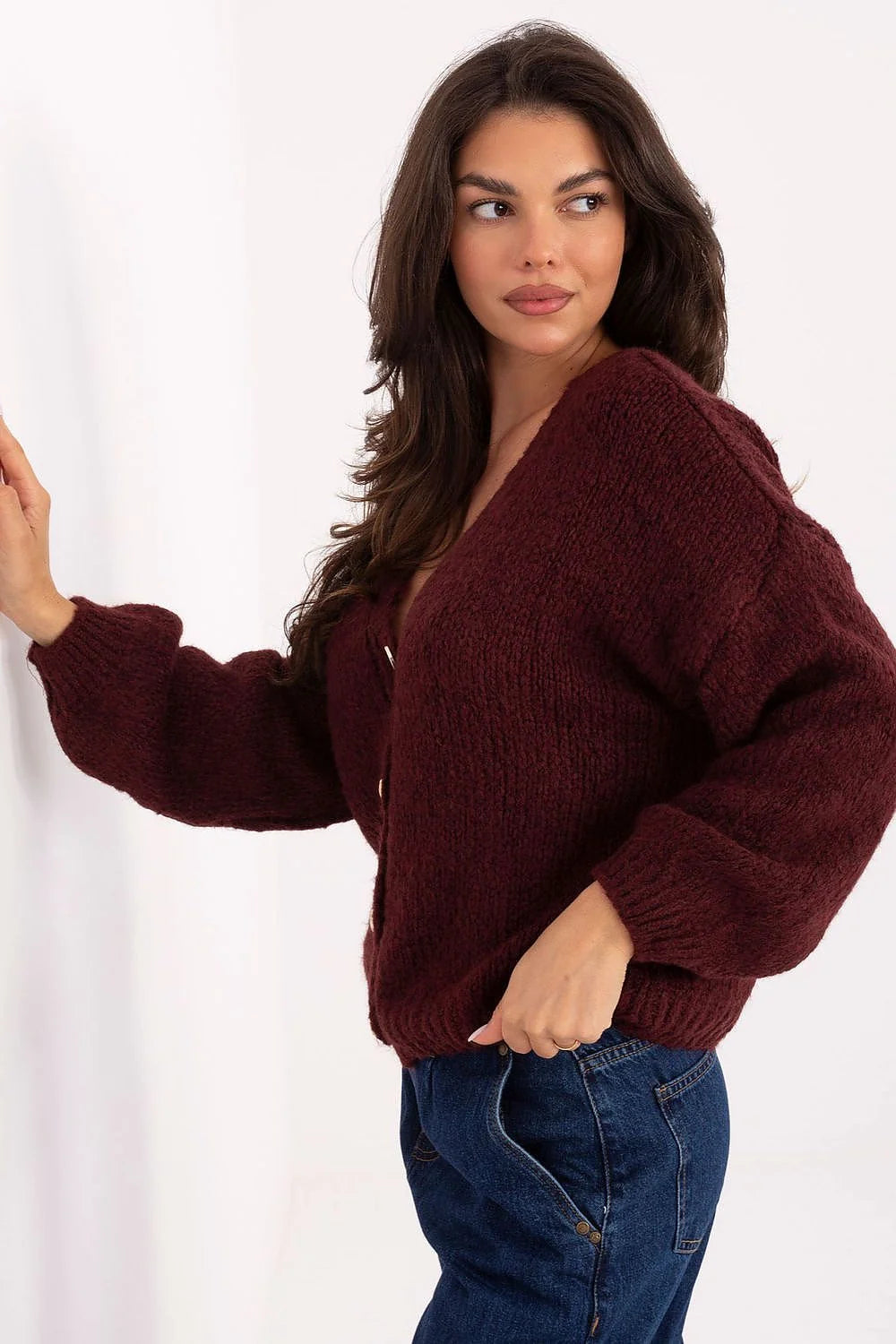 cardigan gilet femme bordeaux maille bouclée moelleuse coupe courte décolleté profond manches ballon boutons dorés côtelés