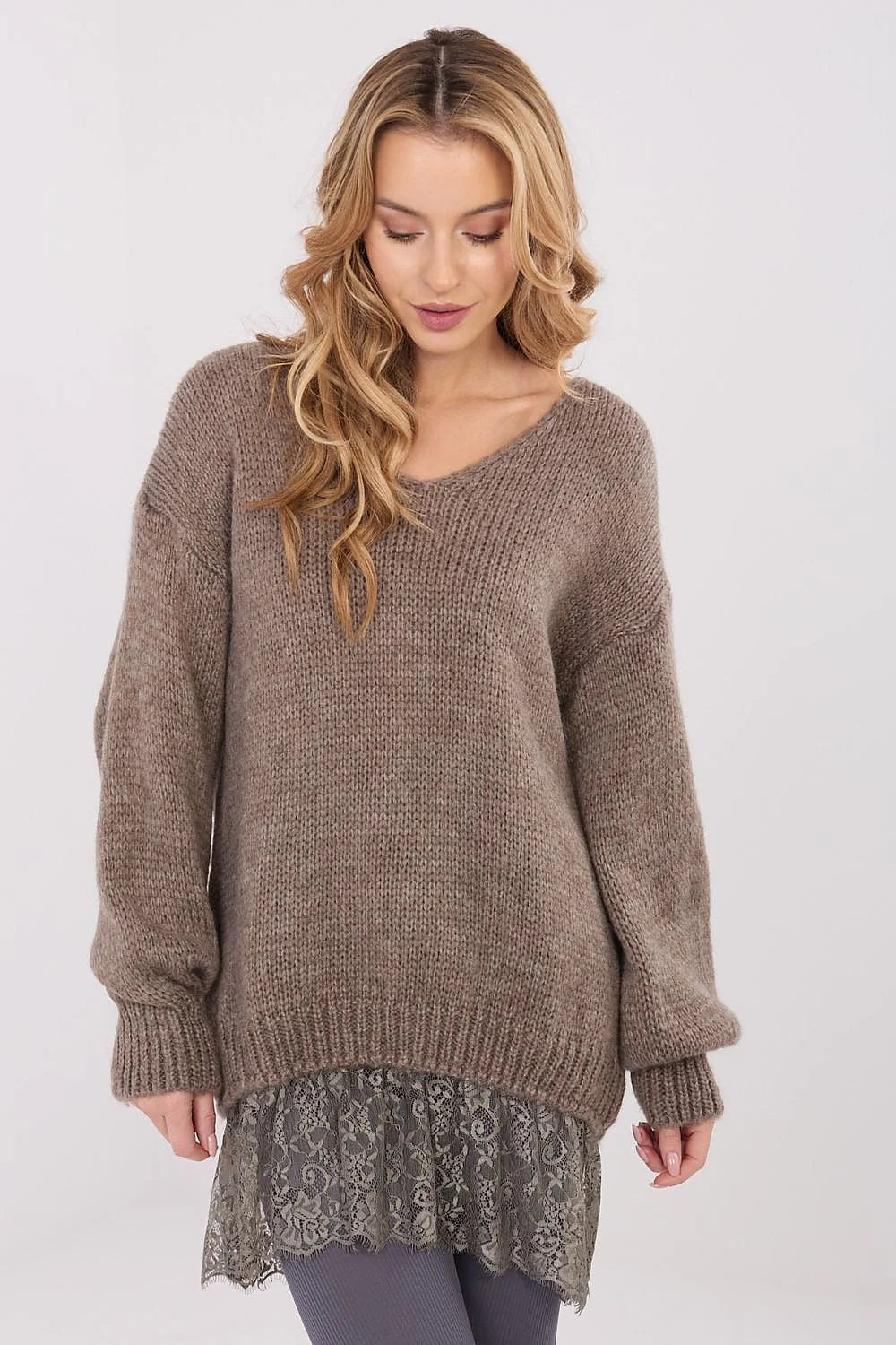 pull tunique oversize femme grosse maille taupe coupe longue hanches manches ballon bords côtelés ourlet dentelle florale contrastante