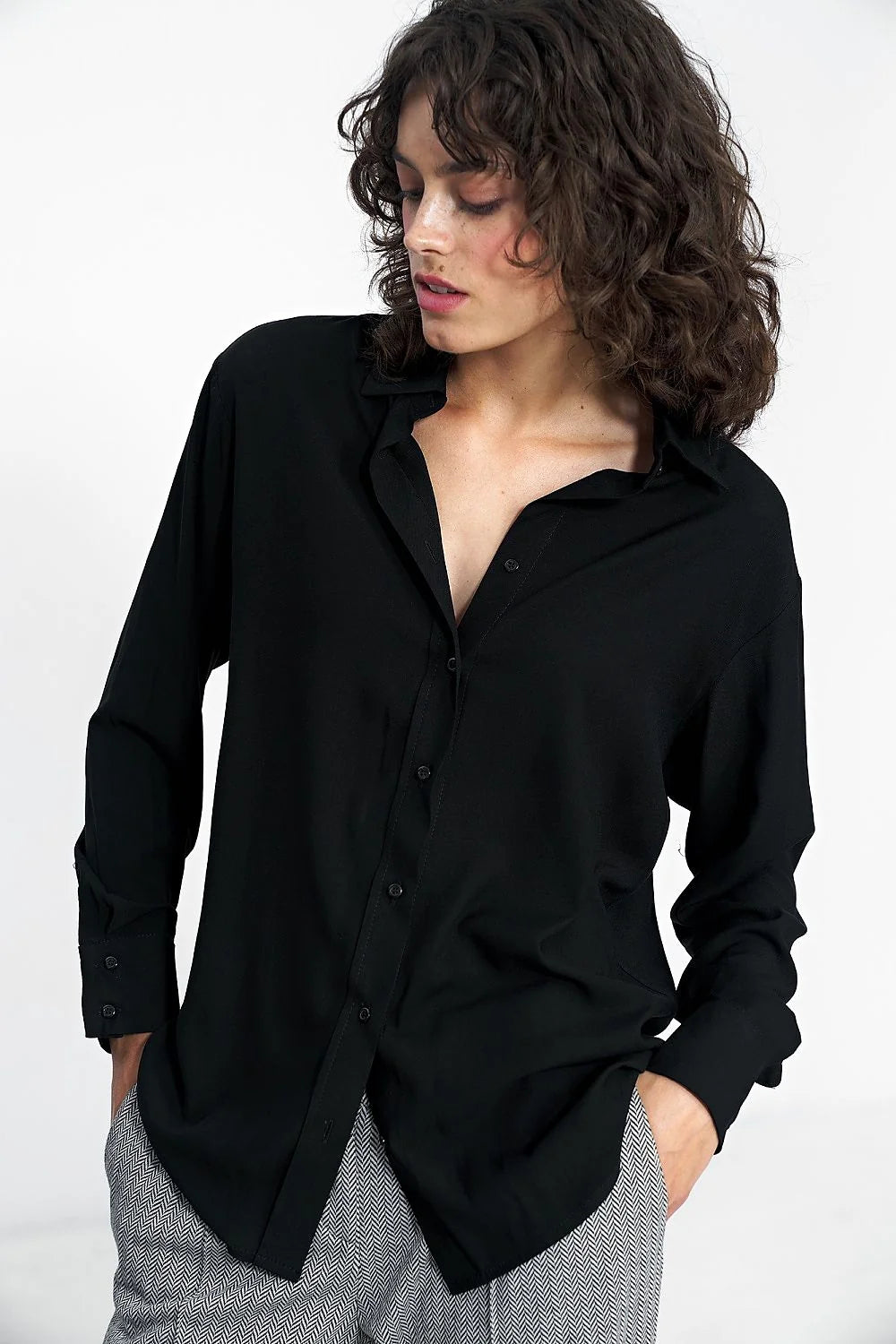 Chemise femme manches longues épaules carrées col classique tissu fluide noir viscose 100% tailles 36-42