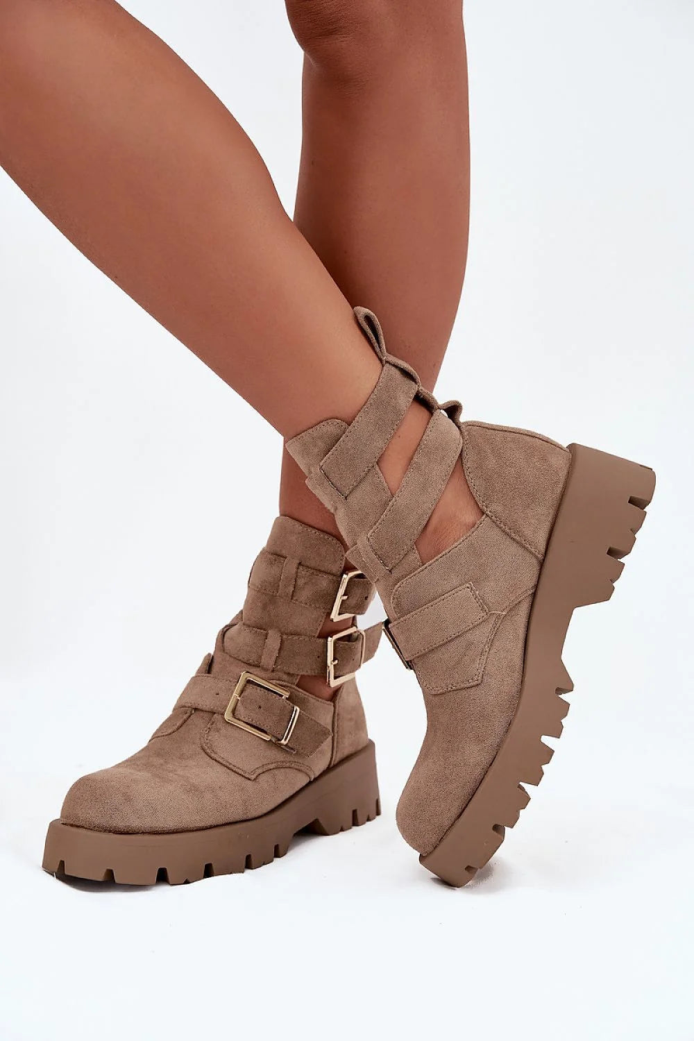 bottines femme montantes suède taupe bout rond plateforme crantée épaisse adhérence brides réglables boucles dorées découpes latérales tige cheville maintien