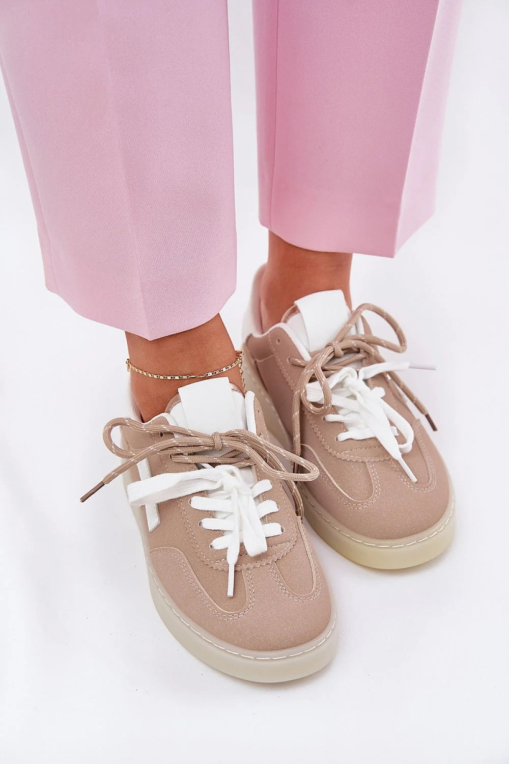 Chaussures de sport pour femmes en suédine écologique design moderne couleur beige blanc low-cut semelle mousseuse style casual chic