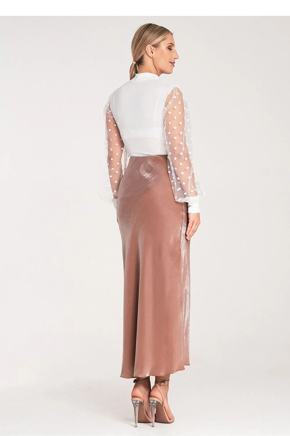 Robe élégante semi-formelle blanc marron clair col montant V-neck manches transparentes en tulle tissu satiné taille élastique longueur midi femme