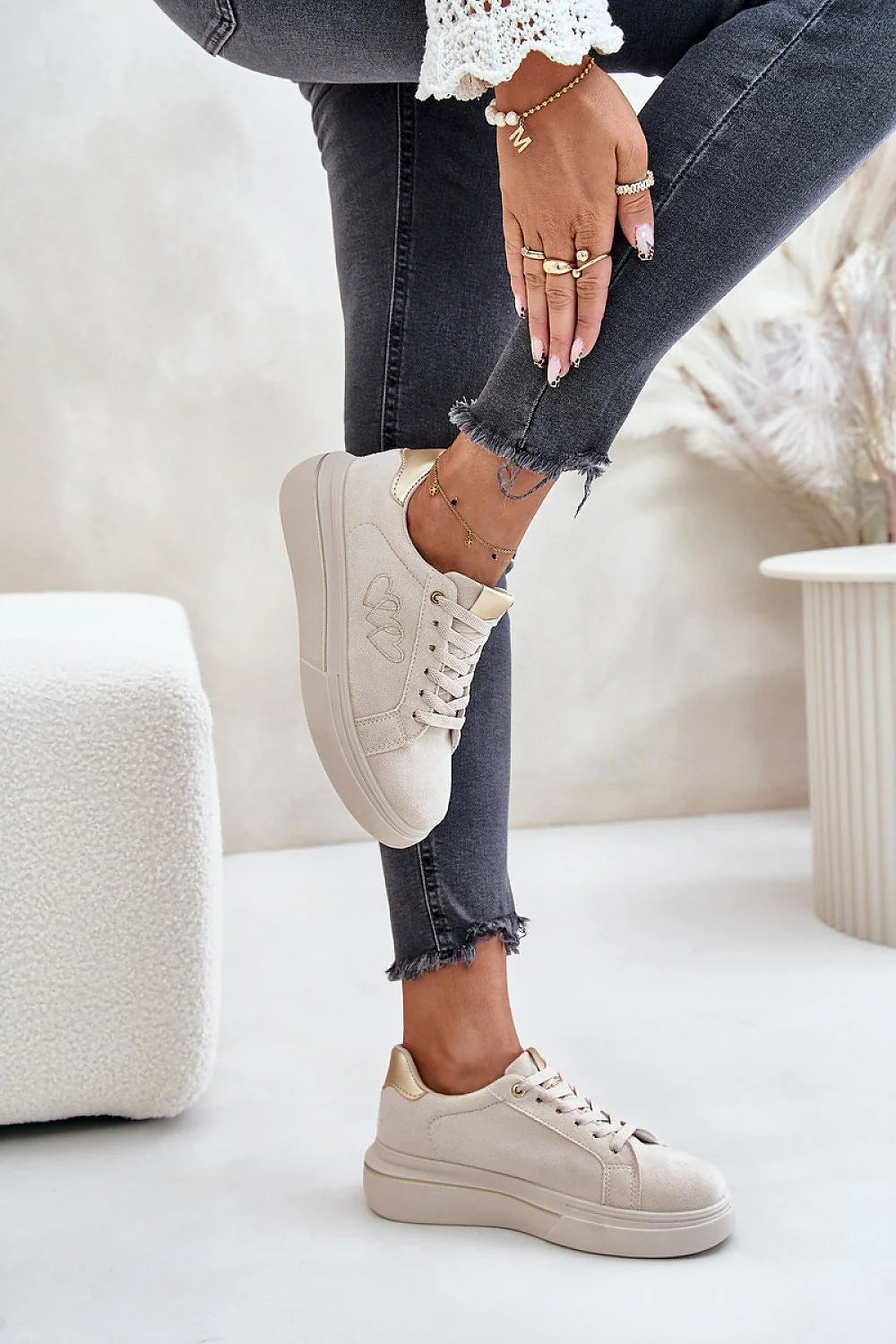 Chaussures de sport Step in style pour femmes, design moderne, style élégant, semelle plateforme, motif cœurs brodés, couleur beige clair, lacets ajustables, doublure isolée, détails dorés, mode tendance