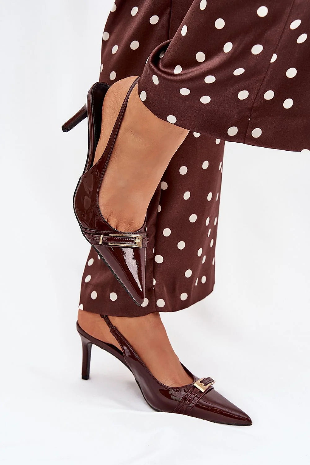 escarpins slingback femme bout pointu cuir verni bordeaux laqué boucle dorée talon aiguille bride élastiquée maintien silhouette élancée soirée