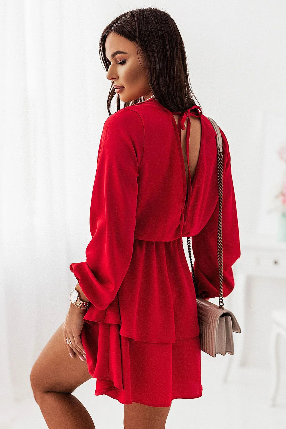 robe cocktail courte rouge vif femme asymétrique portefeuille taille ajustable manches longues bouffantes poignets élastiques jupe volants superposés satinée fluide