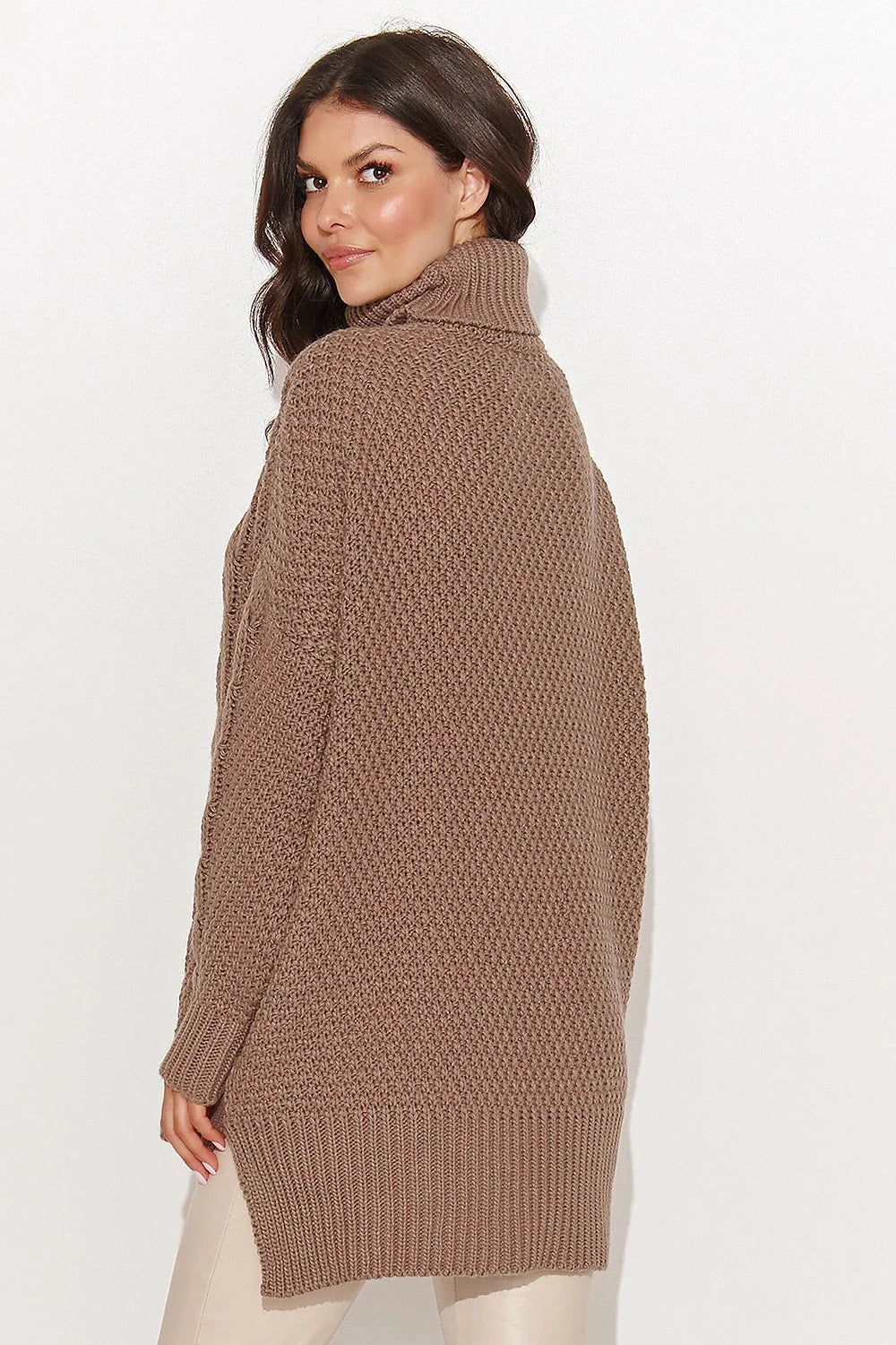 Pull féminin oversize col roulé motifs torsades laine acrylique taupe manches longues coupe asymétrique fente latérale