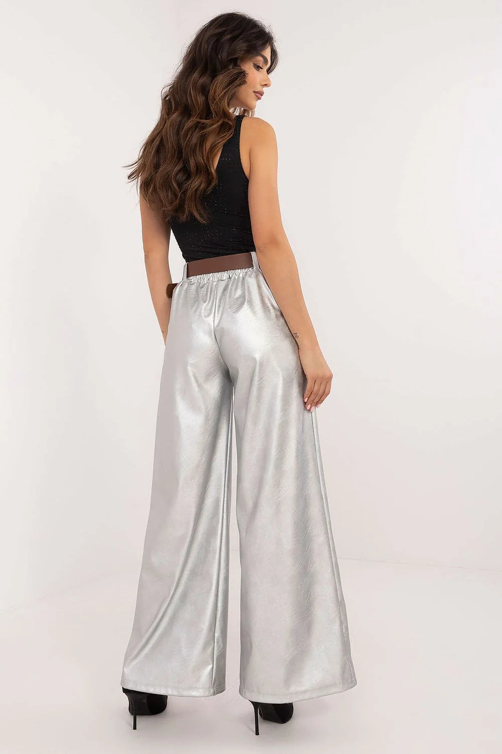 Outfit féminin élégant 2 pièces body noir pantalon métallique argenté taille haute ceinture monogramme escarpins noirs femme mode moderne