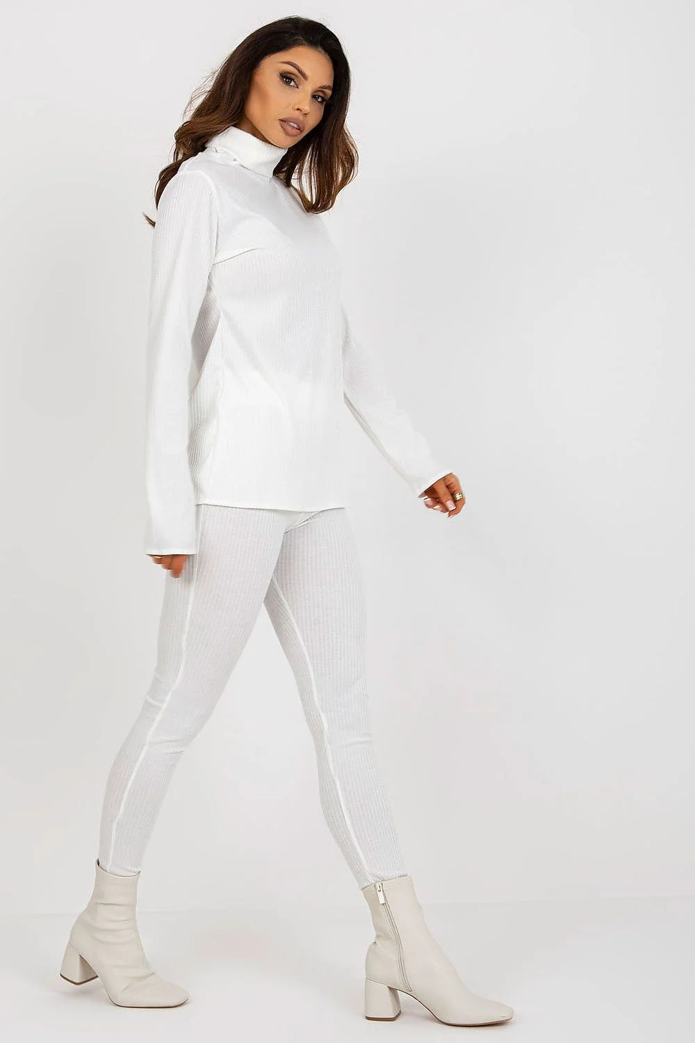 Ensemble femme modern style minimaliste pull col roulé pantalon côtelé blanc 85 coton 15 elasthanne