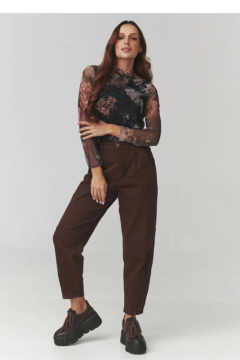 chemisier femme élégant léger translucide col montant manches longues coupe ajustée imprimé floral tons sobres tissu extensible