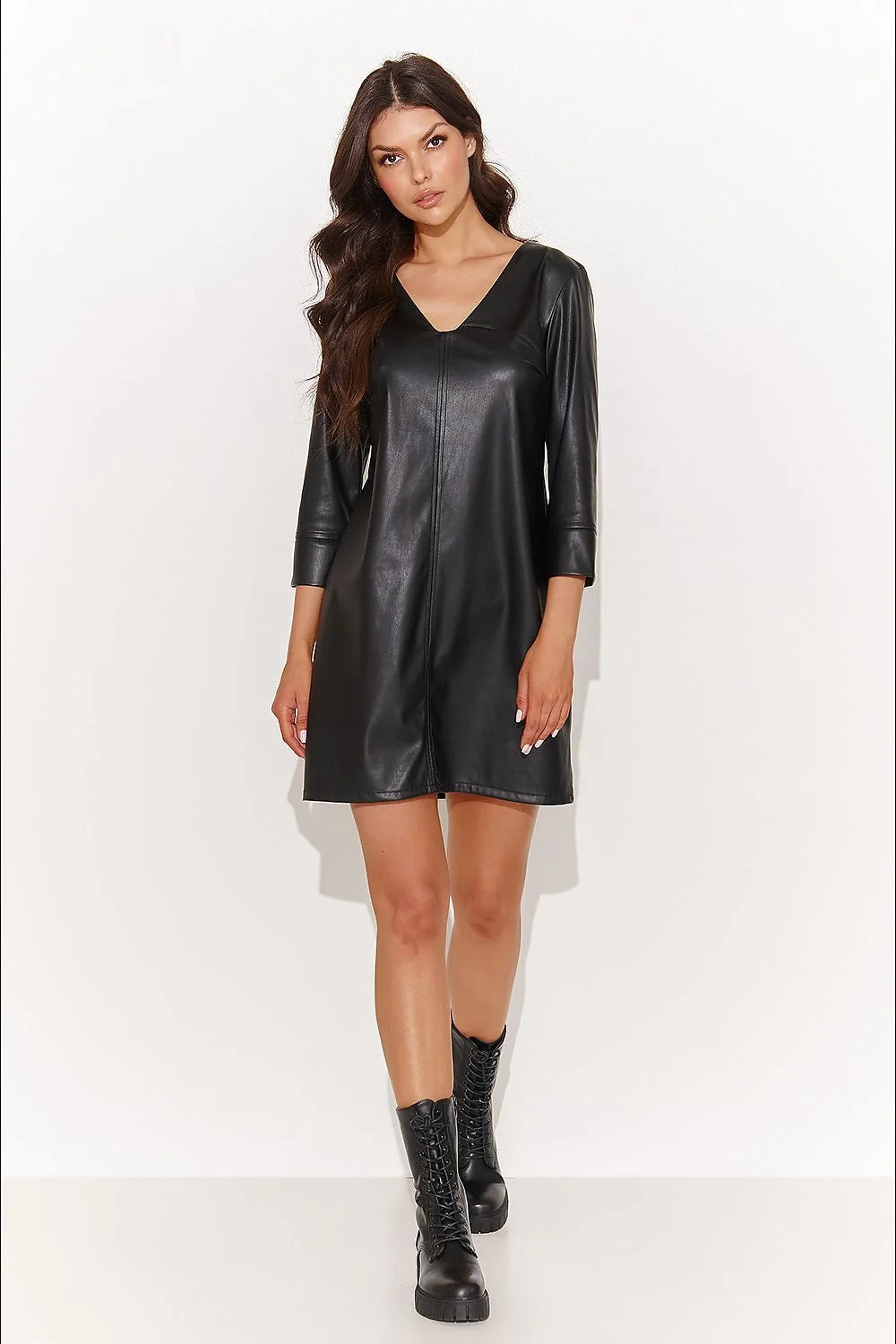 Robe de jour élégante moderne en similicuir noir manches 3/4 décolleté cœur dos plaque dorée femmes