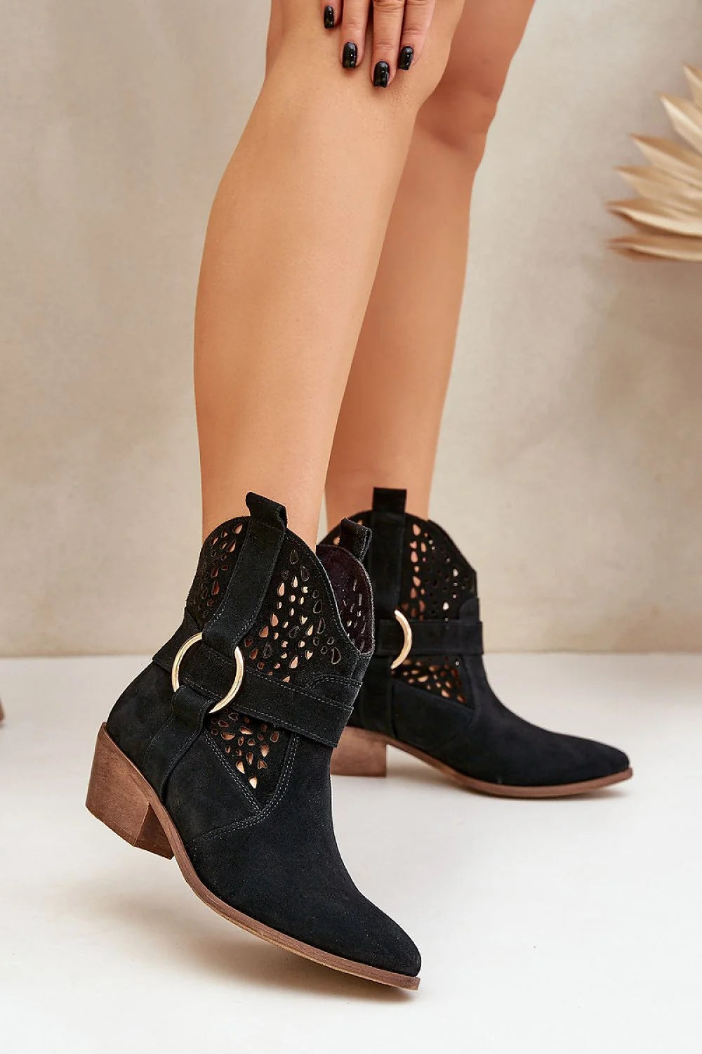 Bottes élégantes à talons bas en cuir suédé noir design western motifs découpés anneau métallique doré femmes