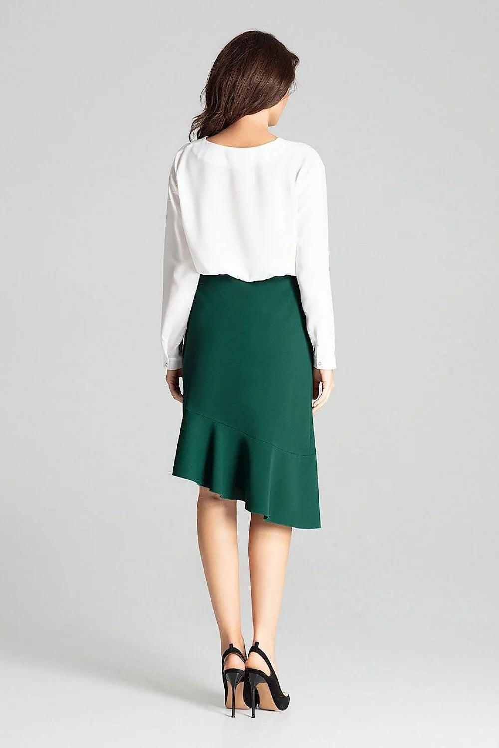 Blouse en polyester blanc et jupe grise asymétrique élégante pour look professionnel féminin chic