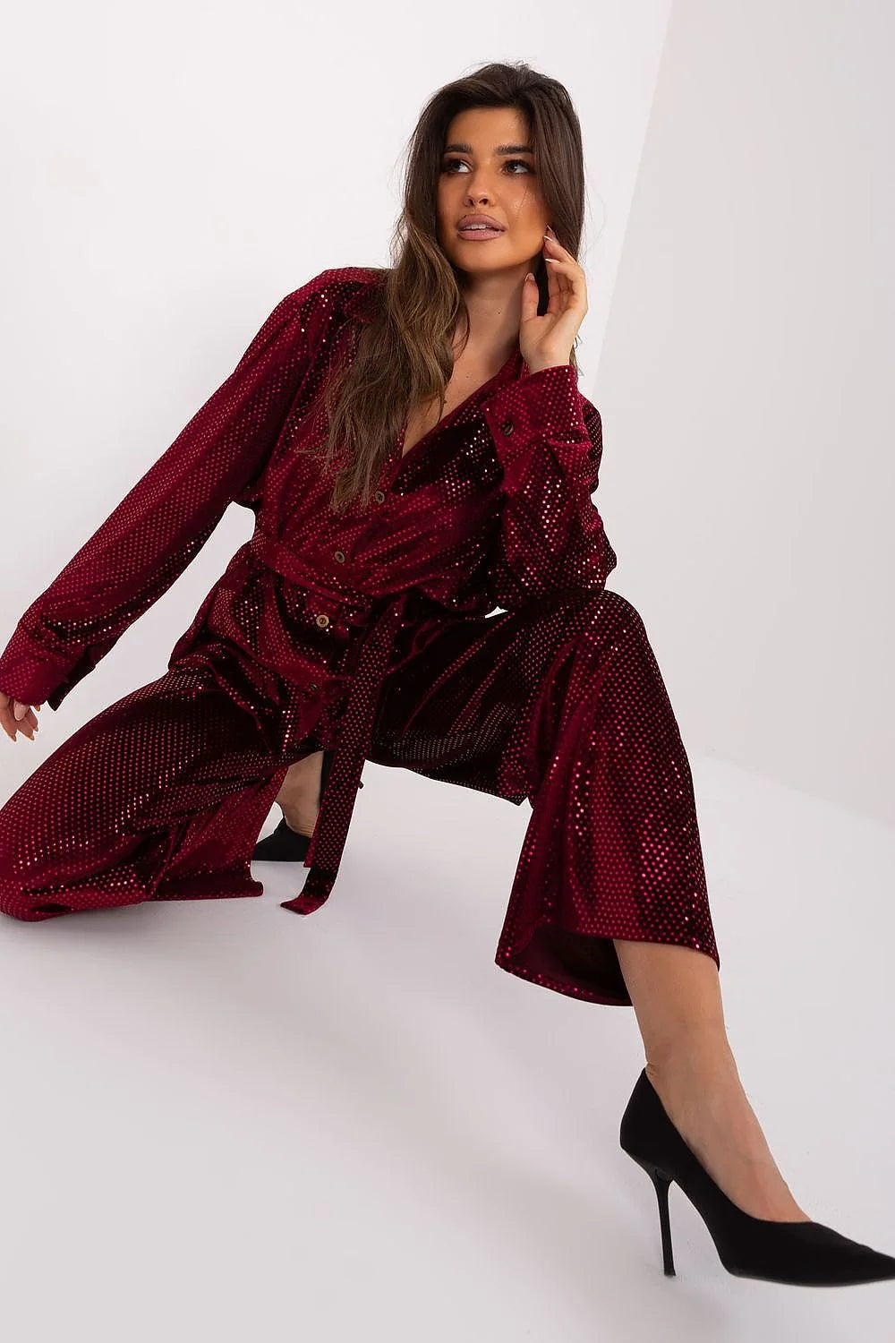 Ensemble Lakerta robe soirée élégante velours brillant rouge bordeaux manches longues col montant coupe fluide femme