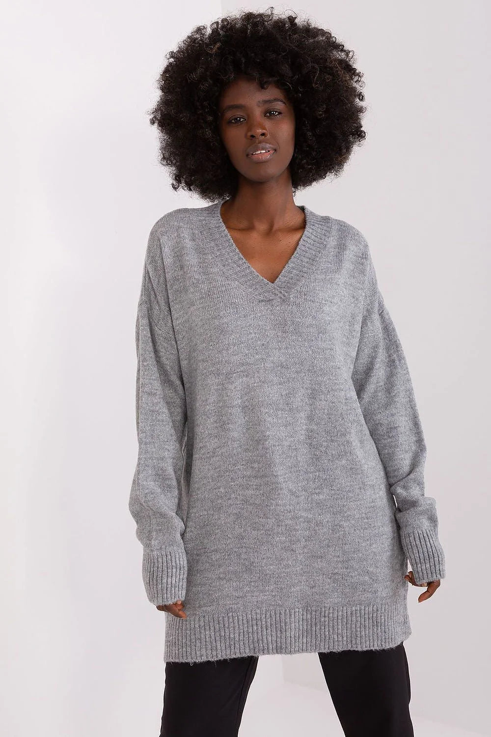 pull femme oversize col V maille acrylique gris chiné manches longues épaules tombantes côtelé poignets ourlet doux chaud confortable polyvalent