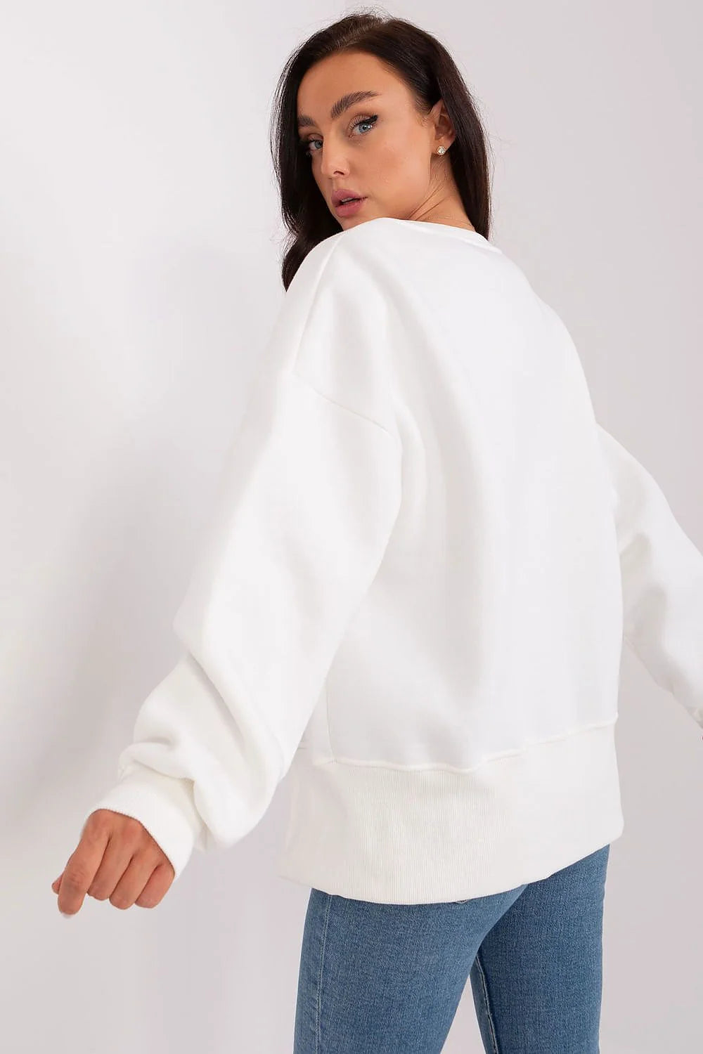 Sweatshirt pour femme en coton blanc oversize manches longues encolure ronde finition côtelée asymétrique moderne