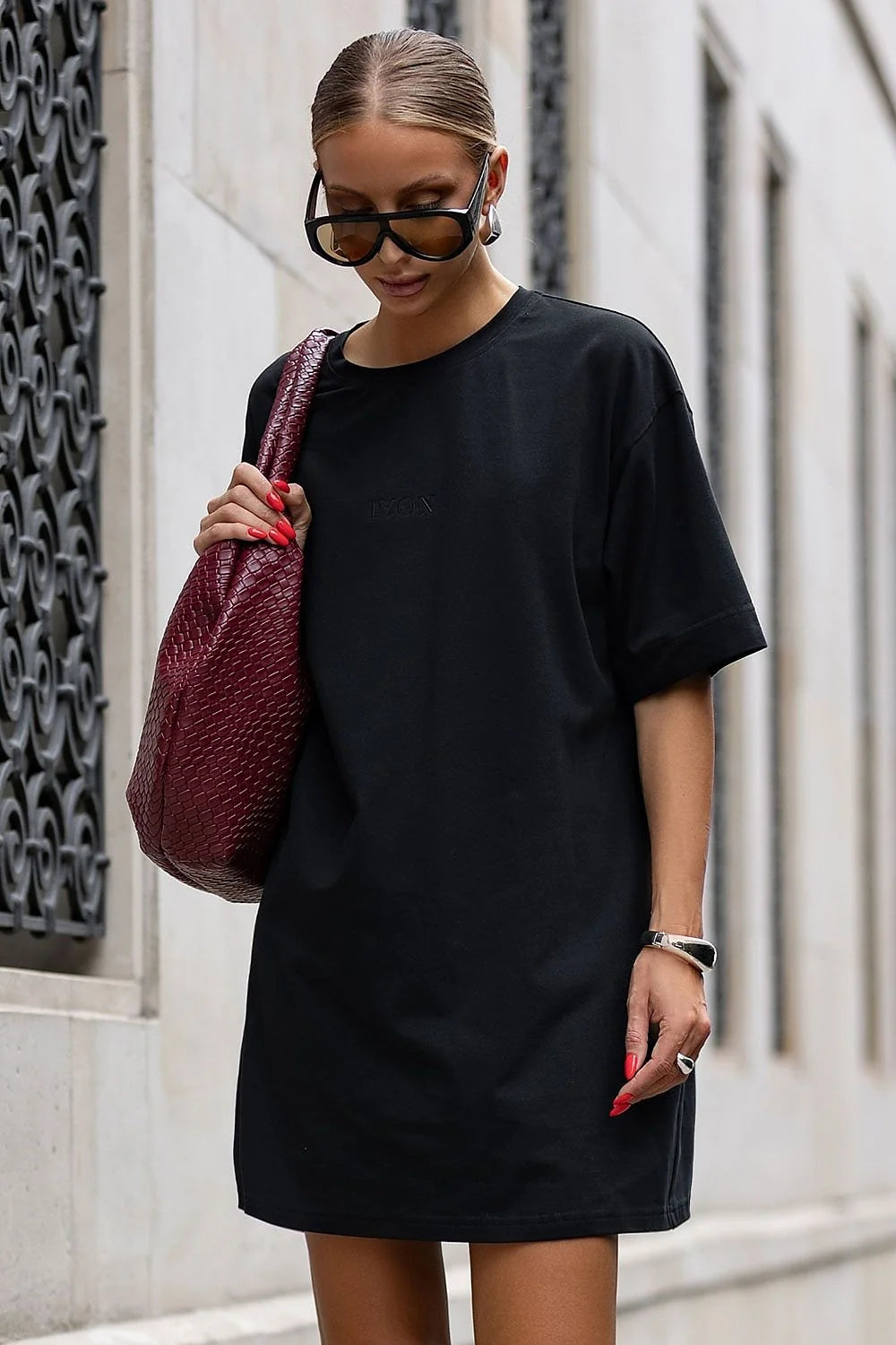 robe tshirt oversize noire coton jersey col rond manches courtes coupe droite longueur genou broderie minimaliste tonale confortable