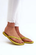 Tongs Step in style pour femme, style moderne, matériau de haute qualité, hypoallergénique, végétalien, couleur vert olive, confortable, plage, ville, été, design minimaliste, bride en V, clous en relief
