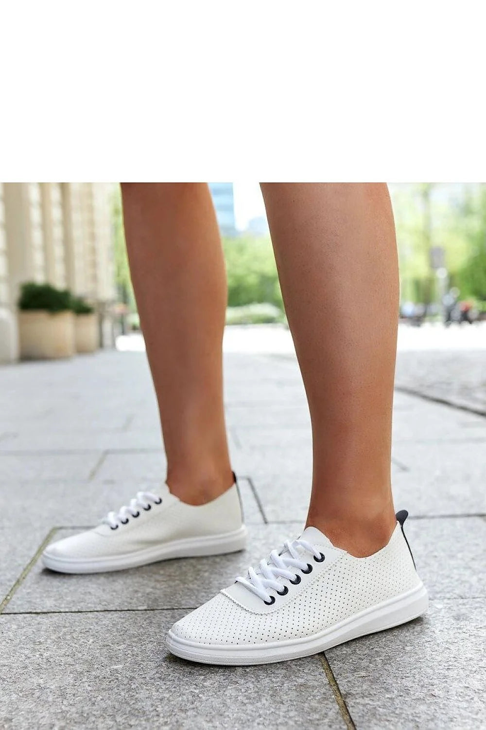 Baskets femme blanc ajouré cuir synthétique semelle caoutchouc confort style sportif modern design élégant basses lacing métallique