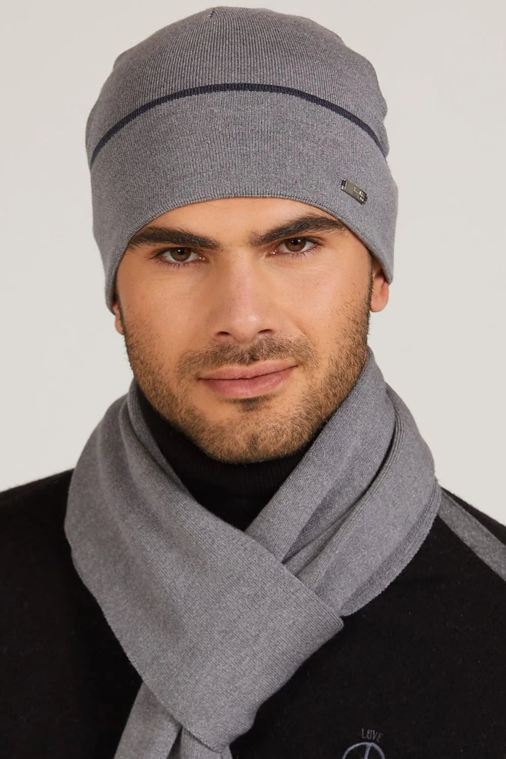 Bonnet et écharpe assortis Kamea pour femme, style moderne, matériau doux, couleur grise, bande contrastante, logo métallique, idéal pour l'automne et l'hiver