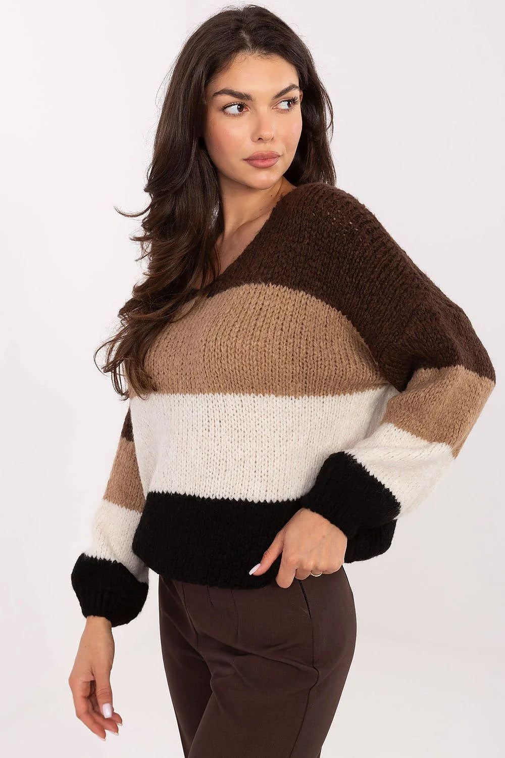 pull femme oversize rayures colorblock marron camel écru noir grosse maille tricot épais moelleux encolure V manches ballon resserrées poignets