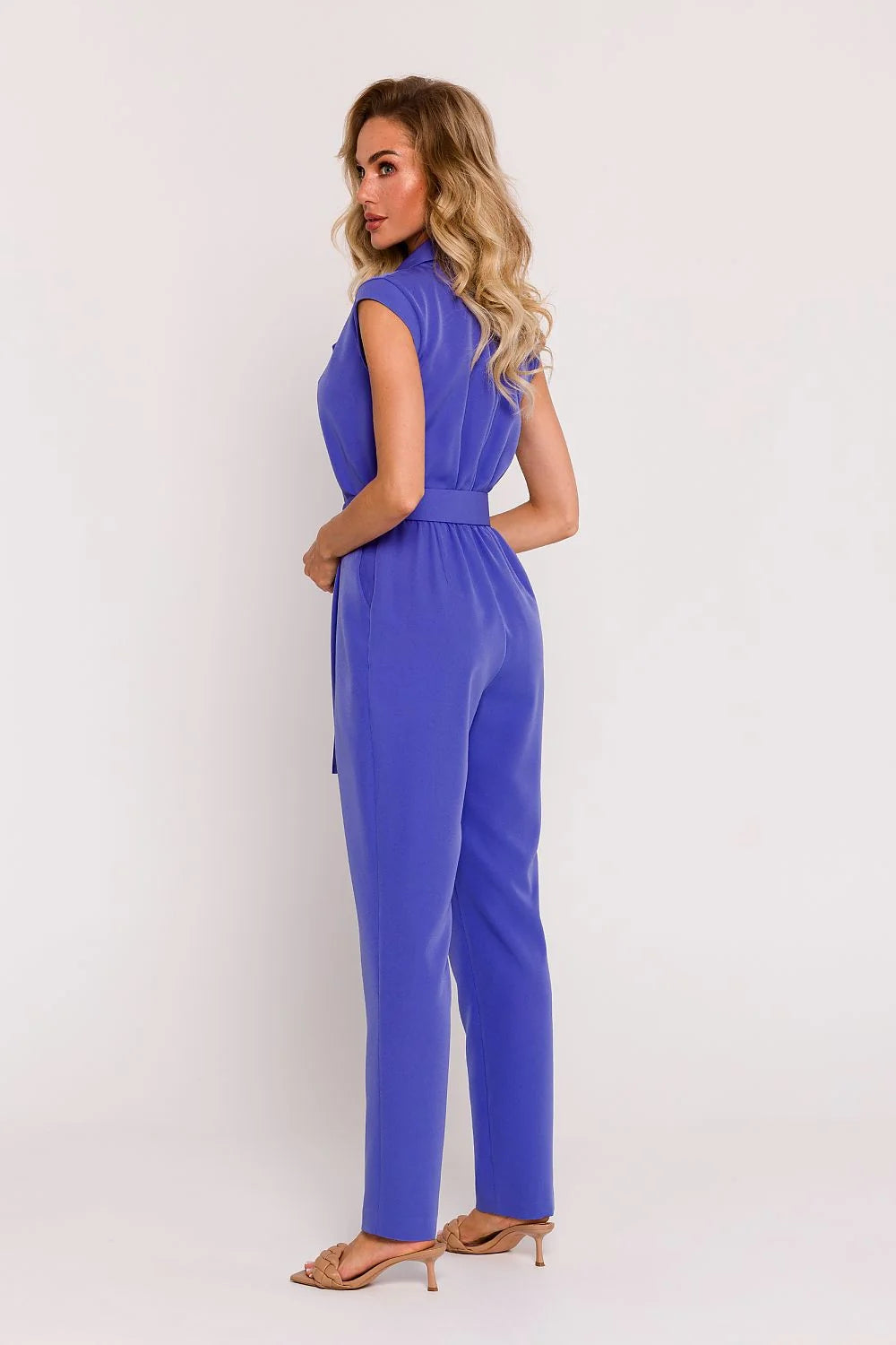 combinaison femme sans manches bleu électrique cobalt tailleur polyester fluide tombé structuré col revers décolleté V taille cintrée
