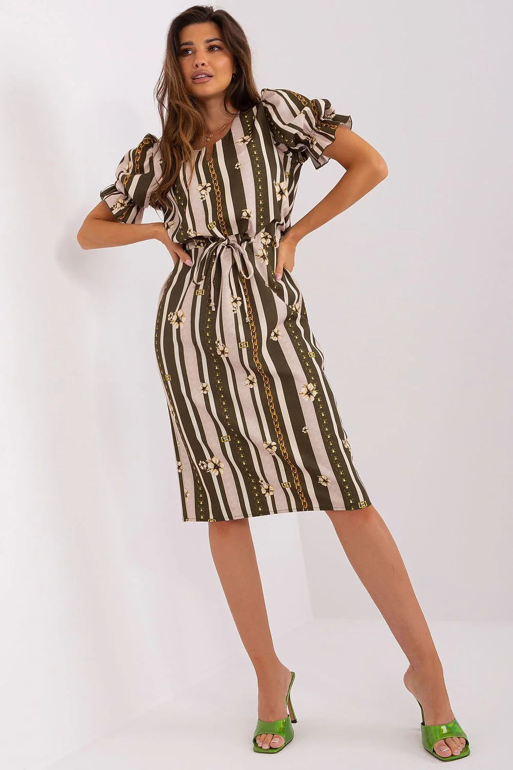 Robe de jour Lakerta élégante manches courtes encolure décorative volants ceinture taille ajustable femme moderne tissu léger fluide coupe ajustée longueur midi féminine