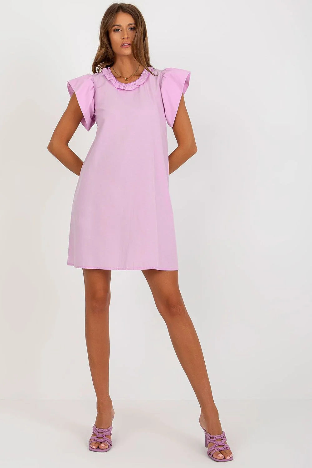 Robe d'été féminine coupe évasée manches courtes volants encolure ronde couleur mauve clair tissu léger fluide