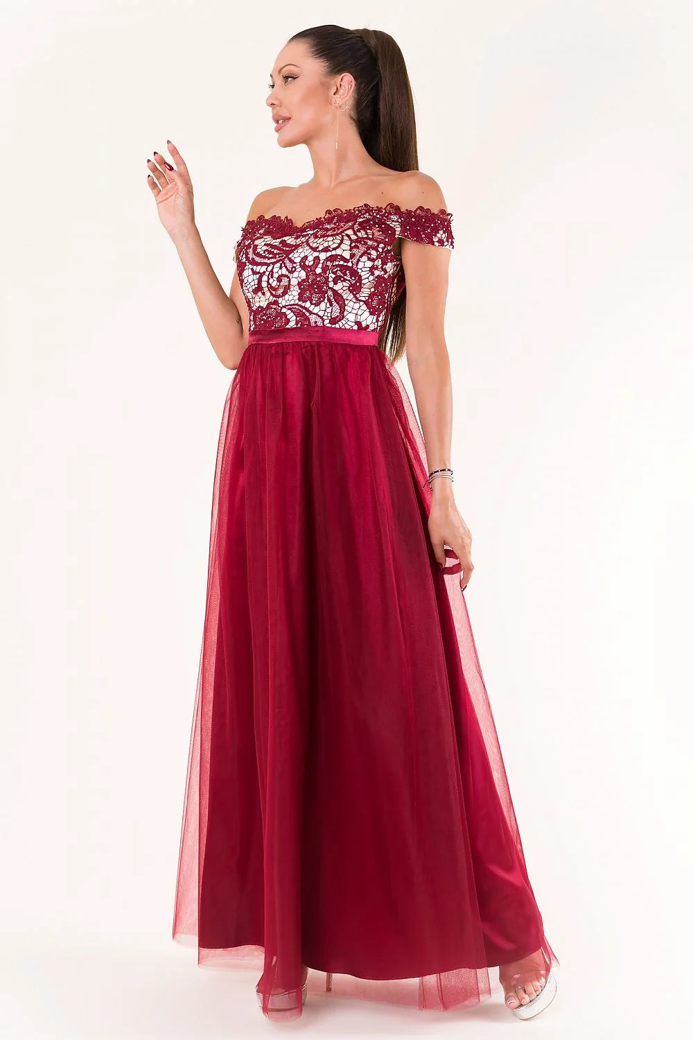 Robe longue en dentelle et tulle, élégance romantique pour soirées spéciales avec motif floral