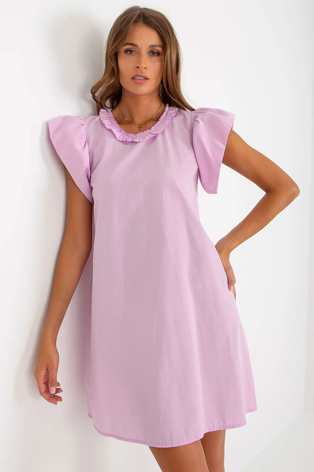 Robe d'été féminine coupe évasée manches courtes volants encolure ronde couleur mauve clair tissu léger fluide