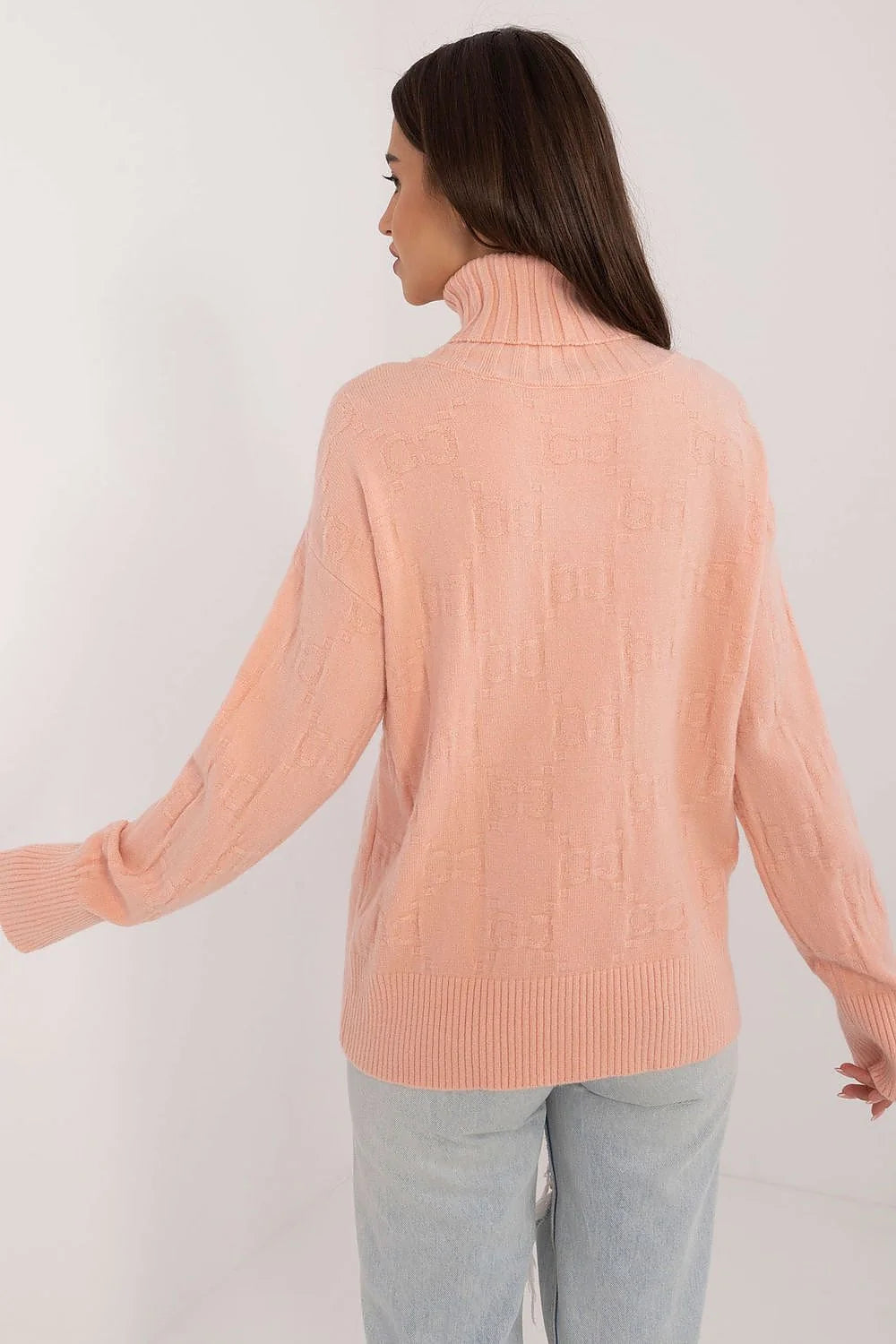Pull femme col roulé coupe ajustée manches longues maille côtelée rose pêche matériaux doux et durables