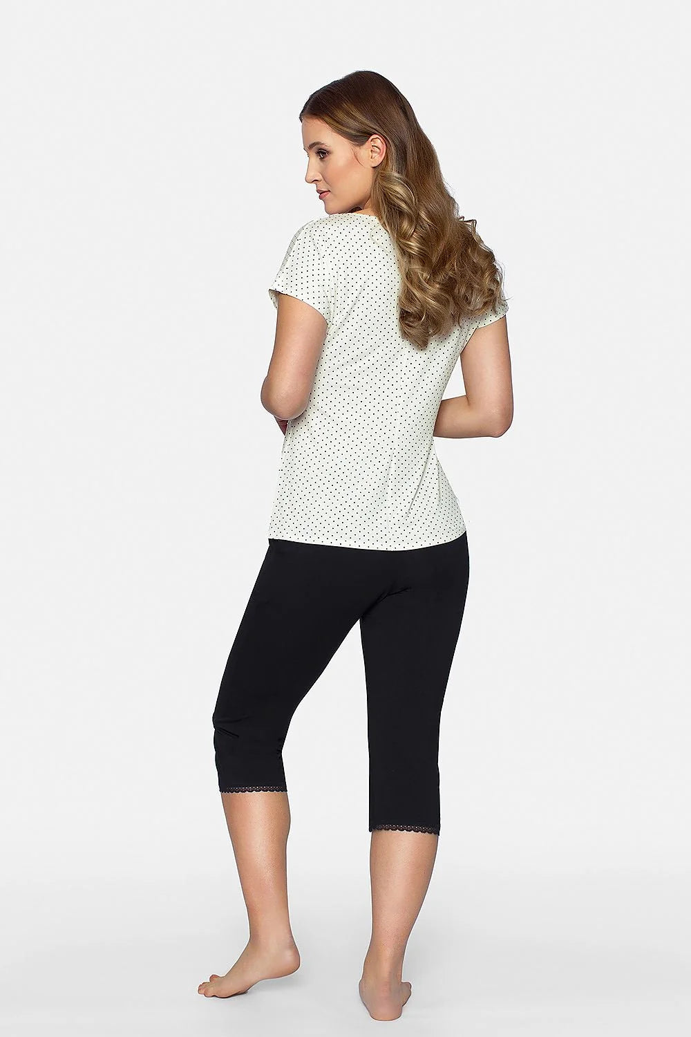 pyjama Babella femme confortable élégante pastel beige pois noirs viscose élasthanne chemisier col V manches courtes capri noir ajusté dentelle