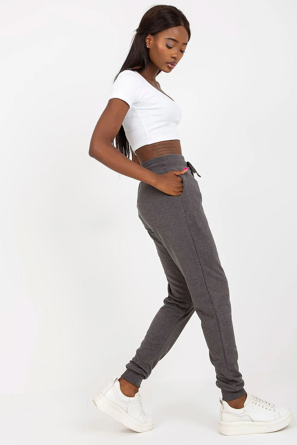 Tenue décontractée pour femme crop top ajusté et pantalon jogging gris foncé occasionnels