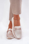 Mocassins féminins élégants en cuir naturel rose pâle avec finition métallisée, design contemporain et confort maximal