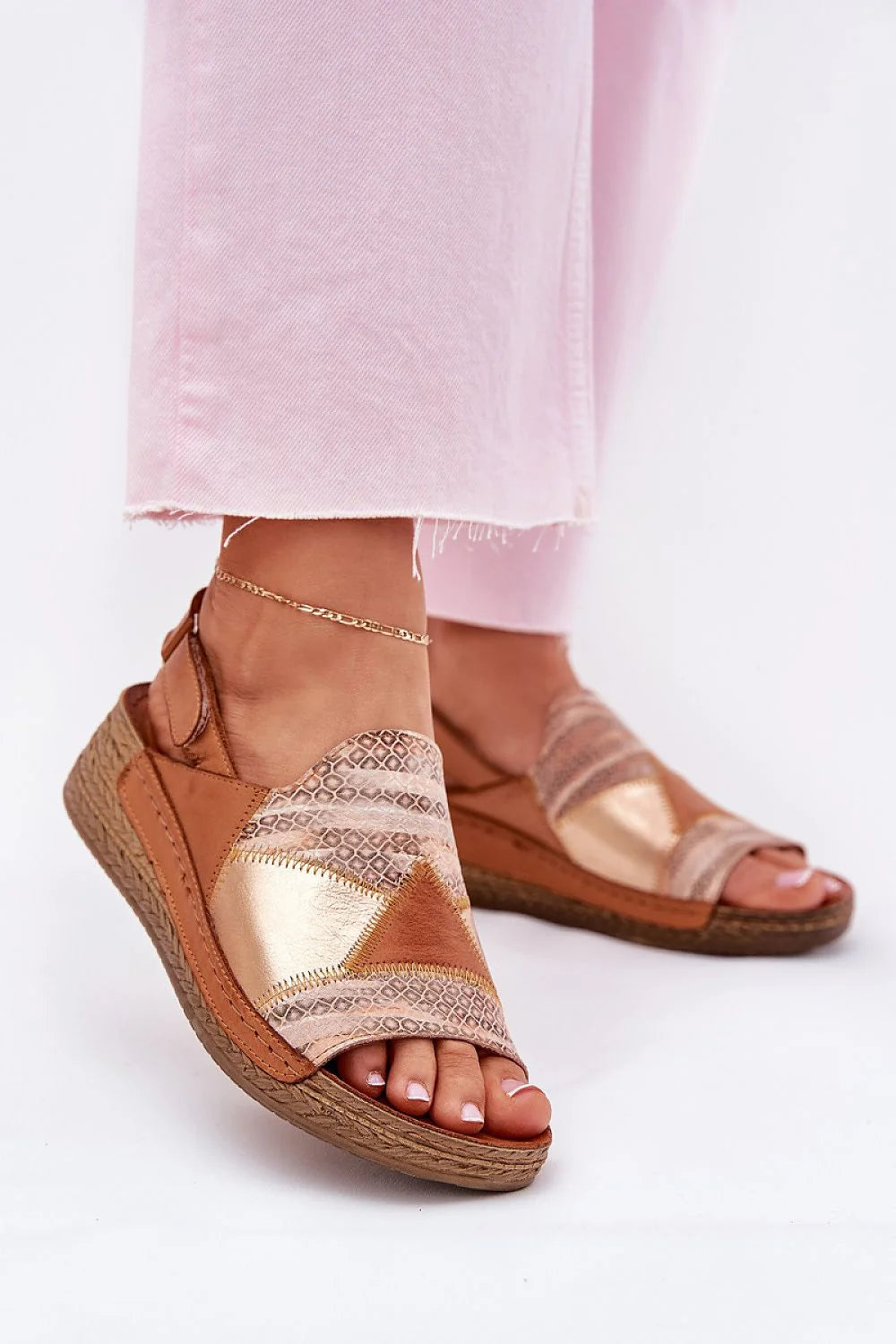 Sandales femmes en cuir naturel style ouvert semelle tressée motifs géométriques texture serpent doré métallique wedge été confort mode décontractée occasion quotidienne robe été pantalon