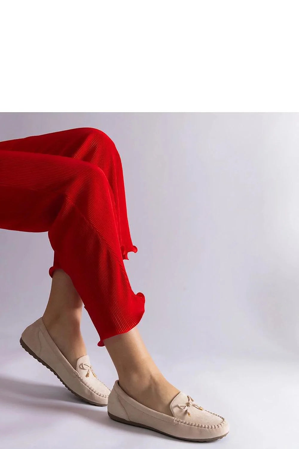 Pantalon et mocassins en velours côtelé rouge vif et daim beige, style décontracté et élégant pour femmes