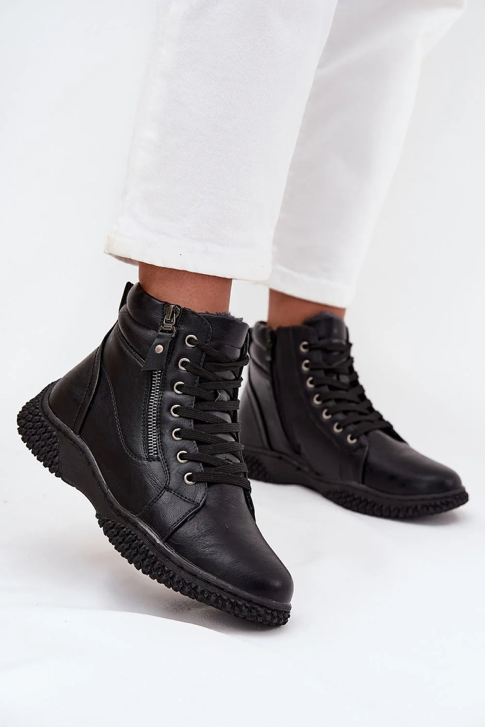 bottines montantes femme simili cuir noir bout rond laçage œillets fermeture éclair latérale doublure fourrure synthétique semelle crantée