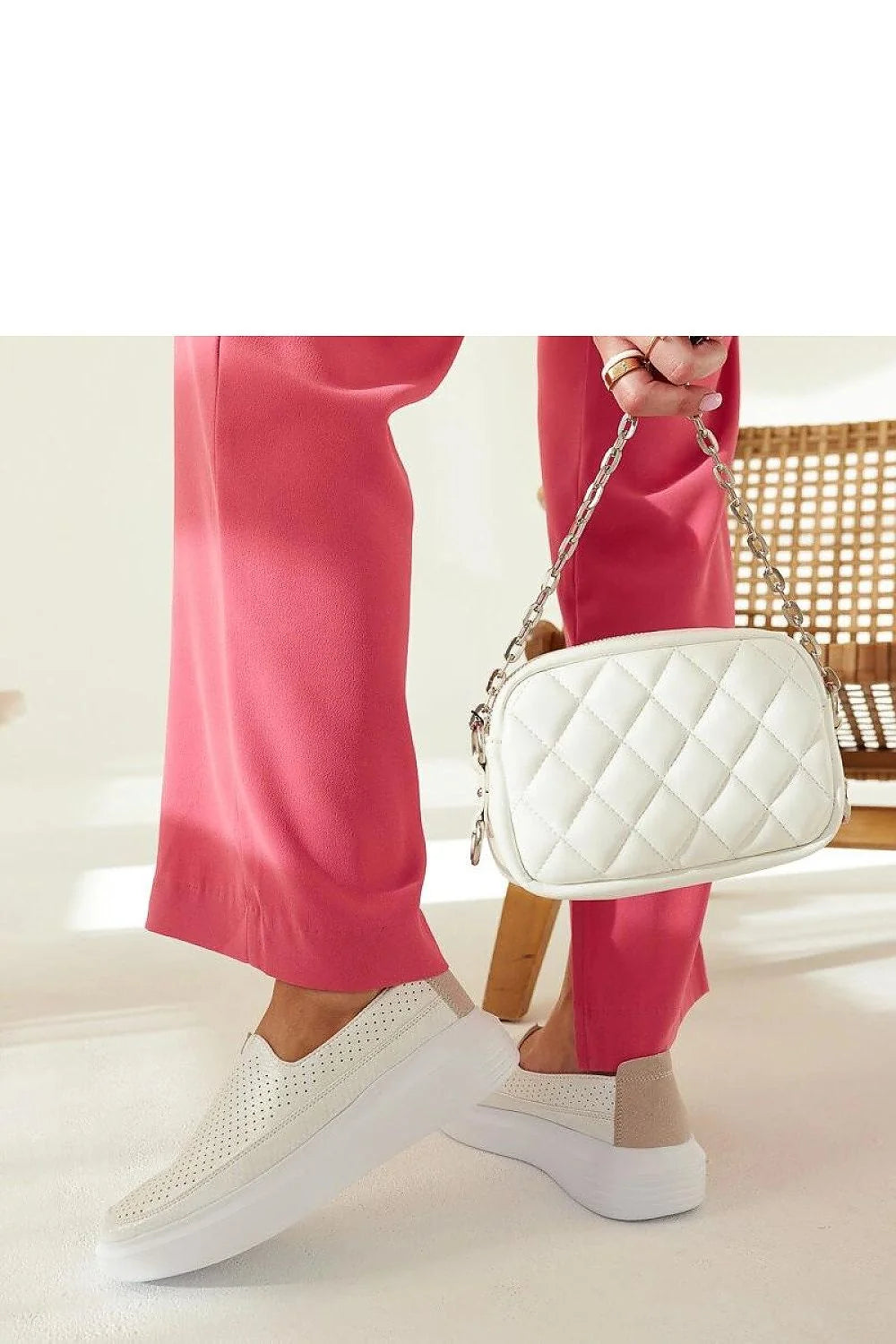 Chaussures basses modernes femmes design contemporain blanc perforé confortable semelle épaisse slip-on style élégant occasion多种